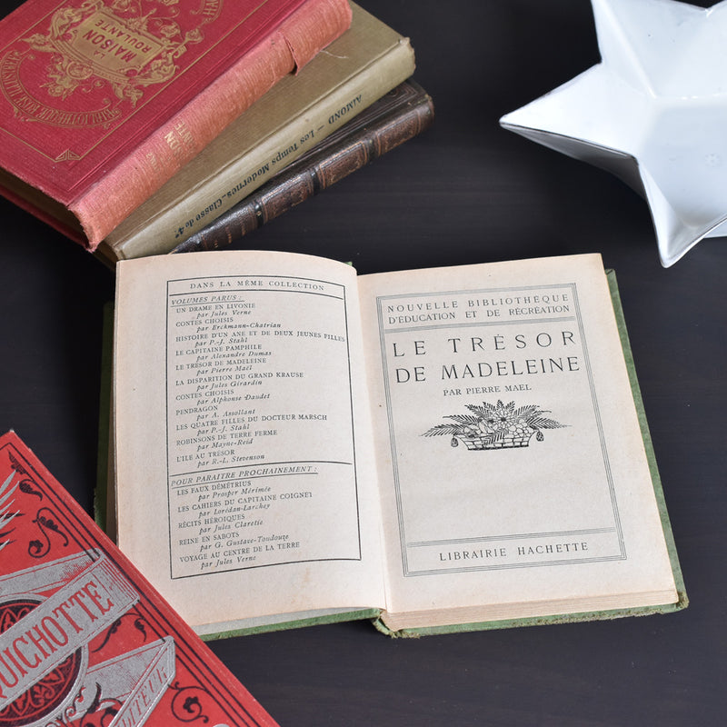 Antique book: Le Trésor de Madelaine (published 1923)