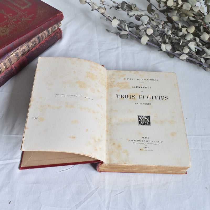 Antique book: Les aventures de trois Fugitifs