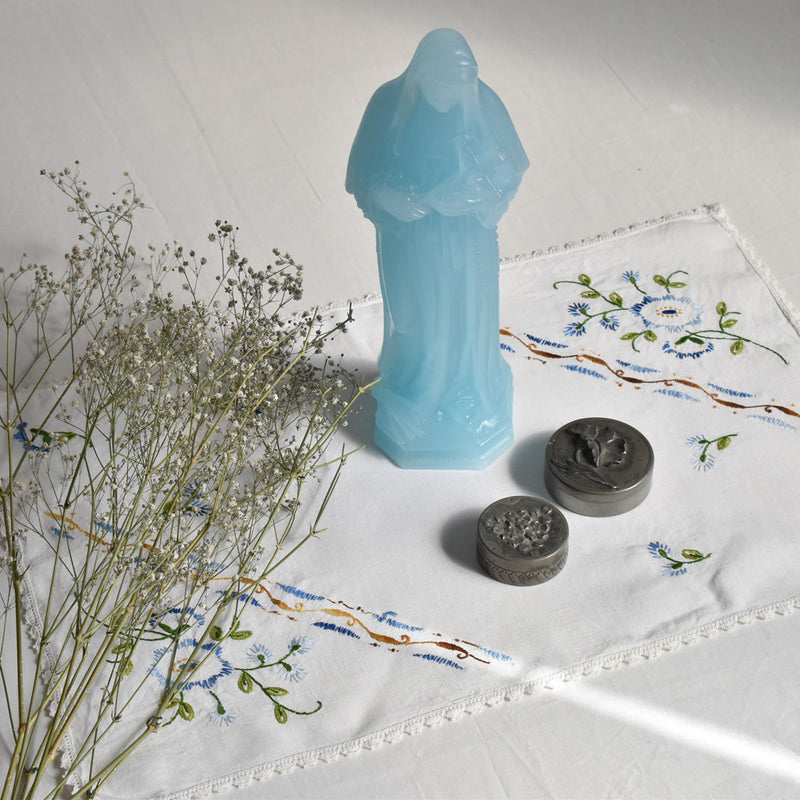 ヴィンテージテーブルセンター　青い花の刺繍