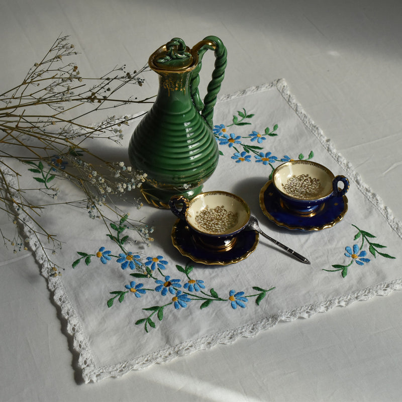 ヴィンテージテーブルセンター　正方形　青い花の刺繍