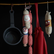 鍋とエプロンとニットサラミ