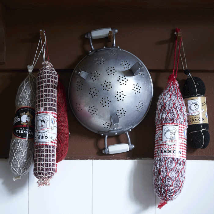 メゾンシソンのサラミがキッチンに飾られている例